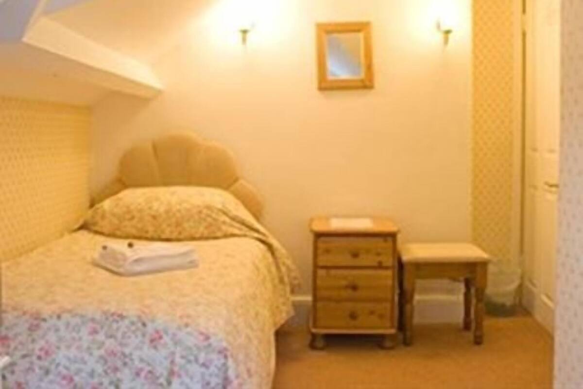 Yhden hengen huone, kylpyhuone makuuhuoneen yhteydessä ((Room 35))