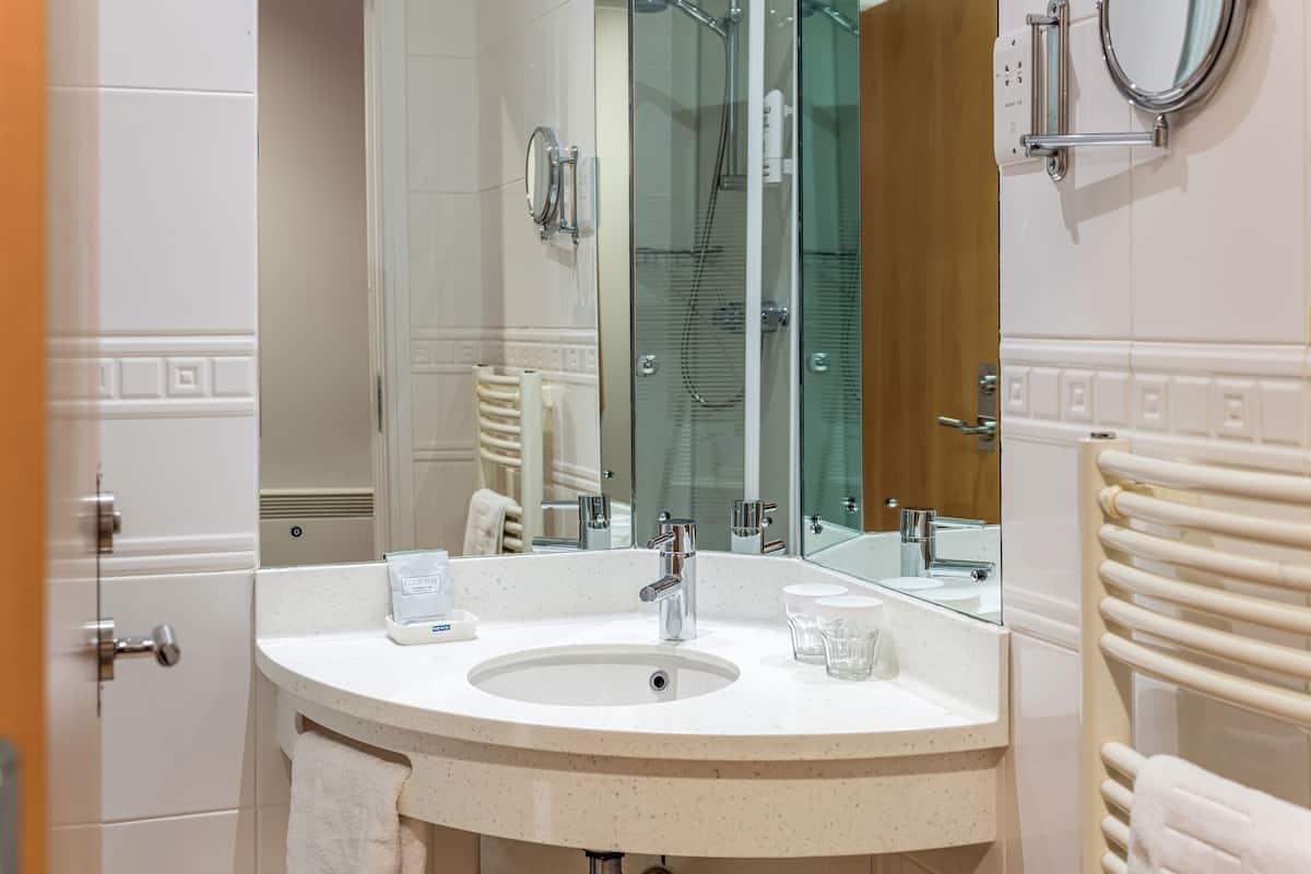 standard double room, ensuite | bathroom