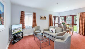 Apartment, Private Bathroom | Lounge