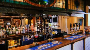 Un bar proposant un grand choix de bières à la pression et une variété de bouteilles.