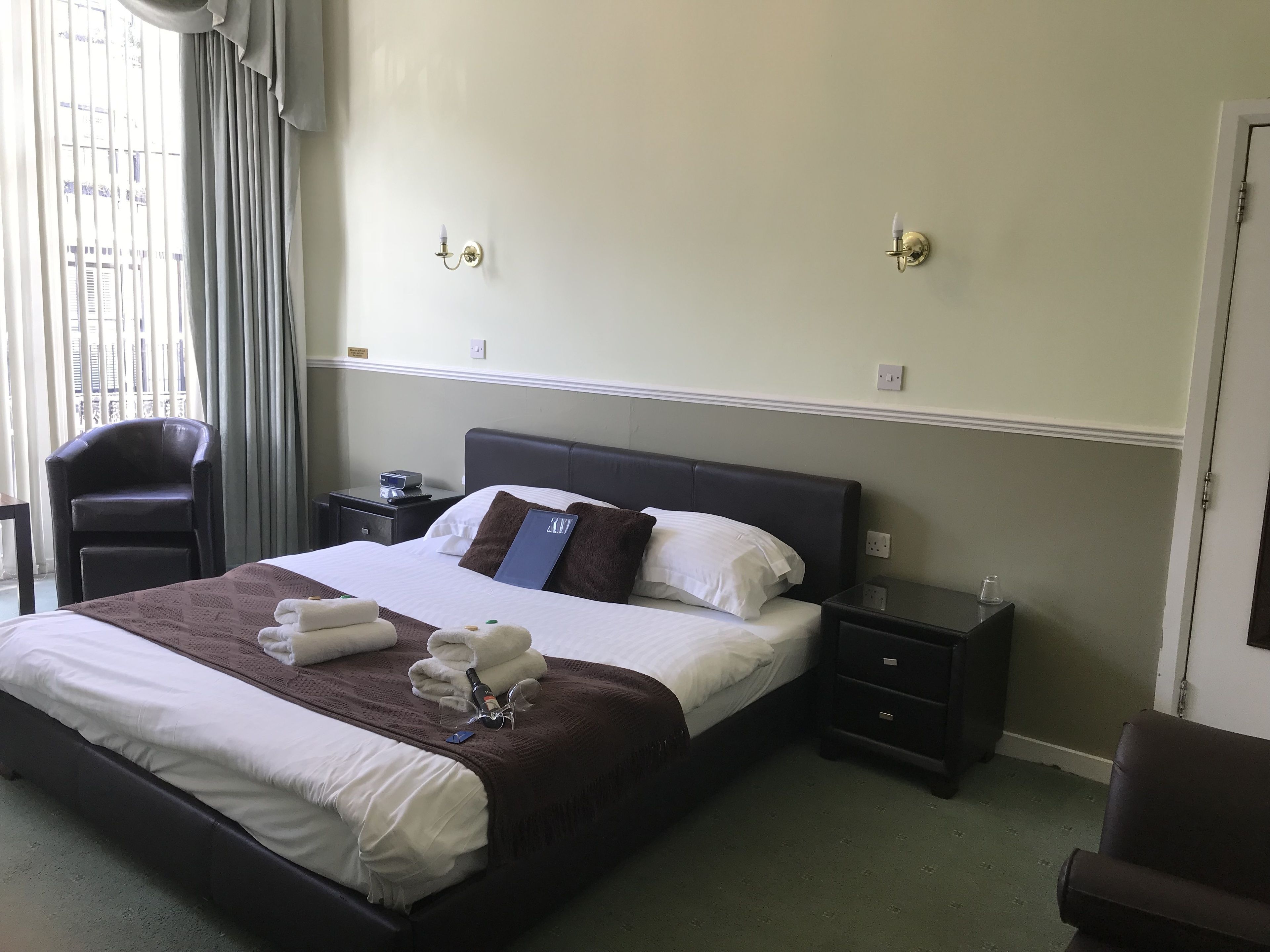 Lydisolert, strykejern/-brett, wi-fi (inkludert) og sengetøy