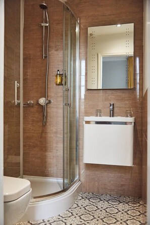 Combined shower/bathtub, eco-friendly toiletries, hair dryer, towels - The Kenilworth (Newcastle-upon-Tyne)