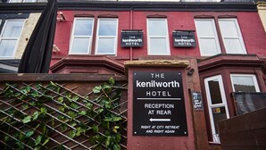 Un edificio con carteles que indican 'The Kenilworth Hotel' y 'Recepción al fondo'.