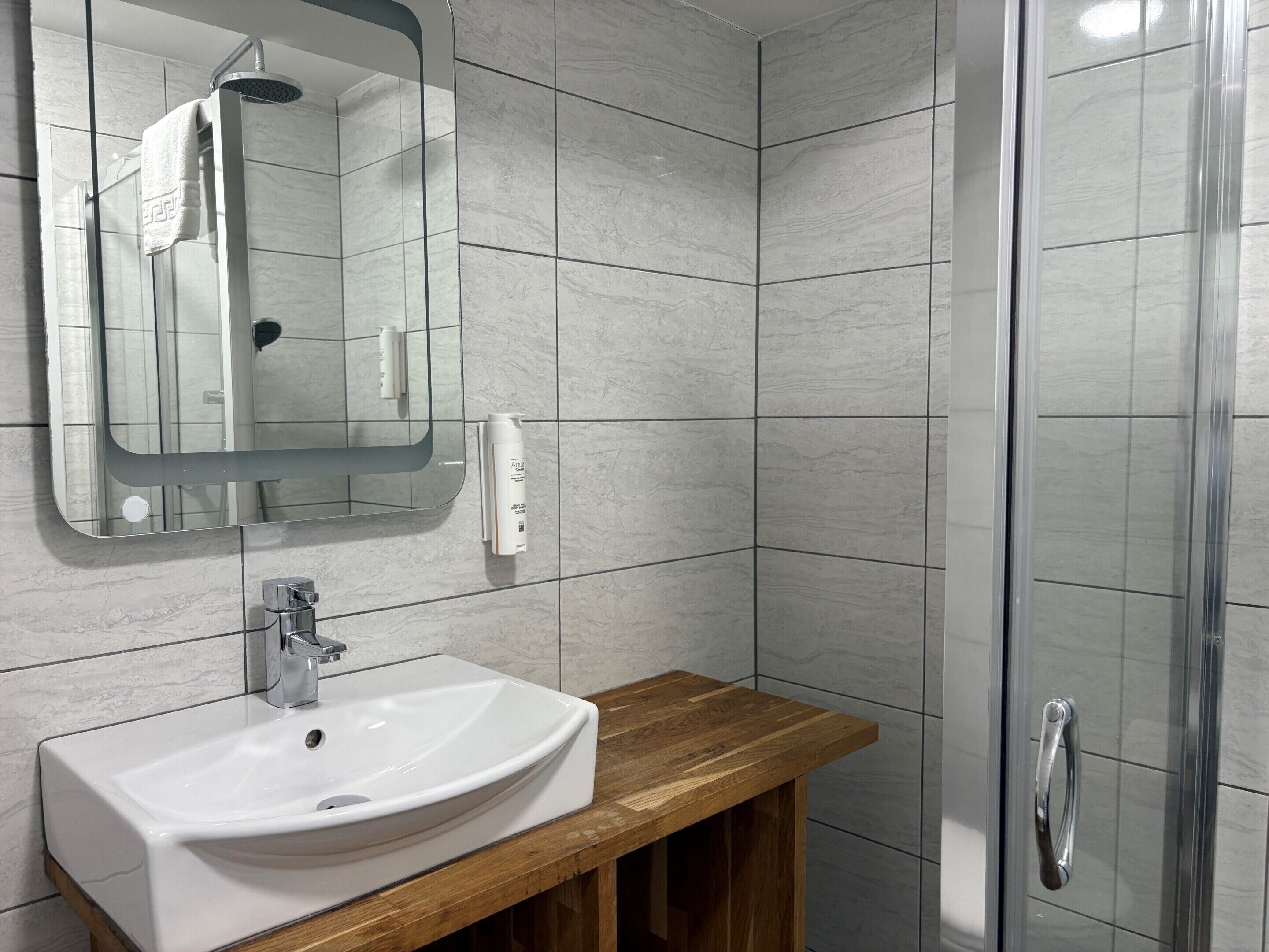 Family Room, Ensuite | Badkamer | Een douche, een haardroger, handdoeken