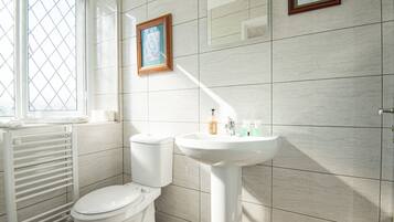 Double Room, Ensuite | Bathroom | Shower, hair dryer, towels