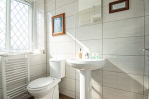 Bathroom - Millstone Country Inn (Hope Valley)