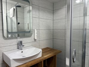 Family Room, Ensuite | Bathroom | Shower, hair dryer, towels - Millstone Country Inn (Hope Valley)