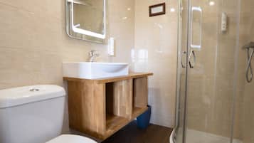 Family Room, Ensuite | Bathroom | Shower, hair dryer, towels