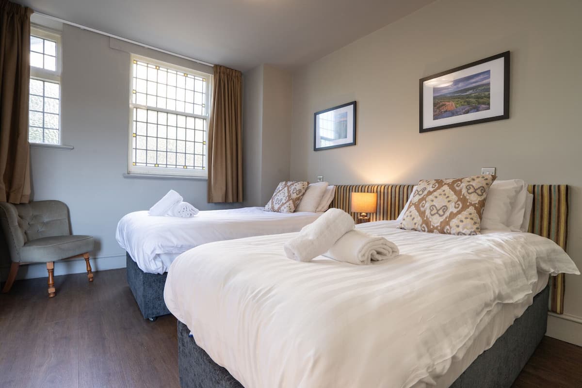 Twin Room, Ensuite | Biancheria da letto di alta qualità, con stile personalizzato