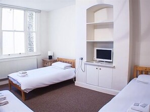 Basic Twin Room,Lower Ground Floor, Shower in room and shared toilet | In-room safe, free WiFi, bed sheets - The Queensbury Hotel (Brighton)