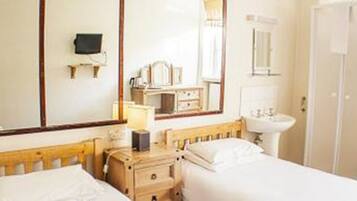 Standard Twin En-suite | In-room safe, free WiFi, bed sheets