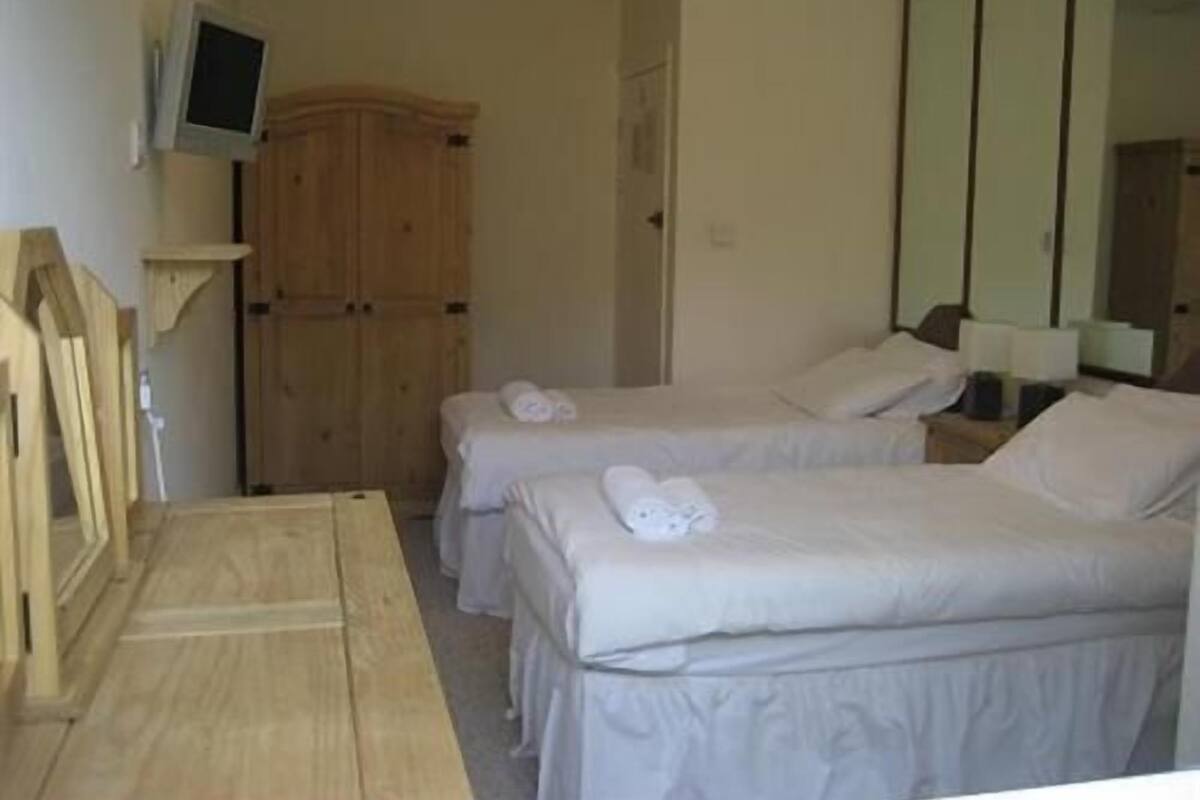 Basic Twin Room,Lower Ground Floor, Shower in room and shared toilet | 客房内保险箱、免费 WiFi、床单