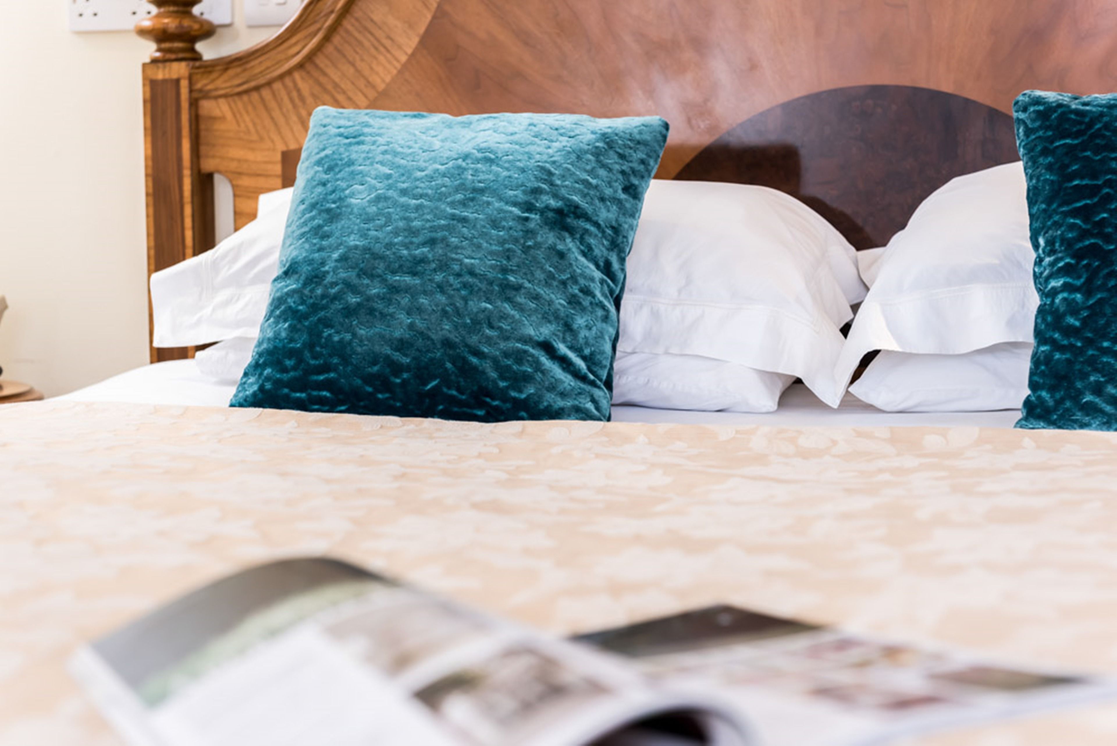 deluxe double room, 1 king bed | 1 bedroom, individually decorated, individually furnished, desk