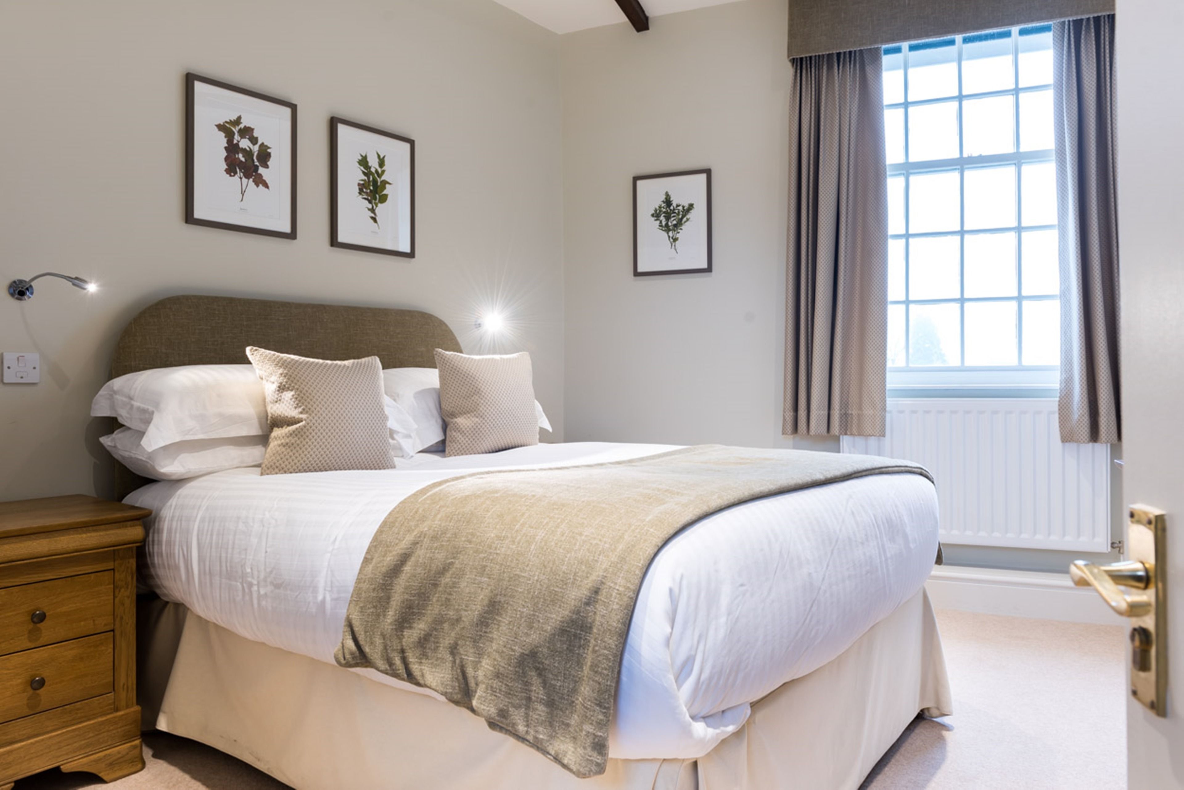 classic double room, 1 double bed | 1 bedroom, individually decorated, individually furnished, desk