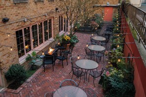 Outdoor dining - The Inn at Virginia Mason (Seattle)