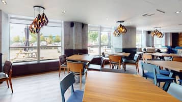 Serveert ontbijt, lunch, diner, internationale gerechten