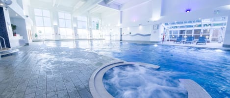 Inomhuspool och solstolar