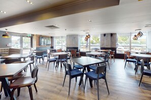 供应早餐、午餐和晚餐，国际美食