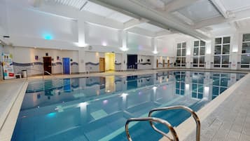 Indoor pool, sun loungers