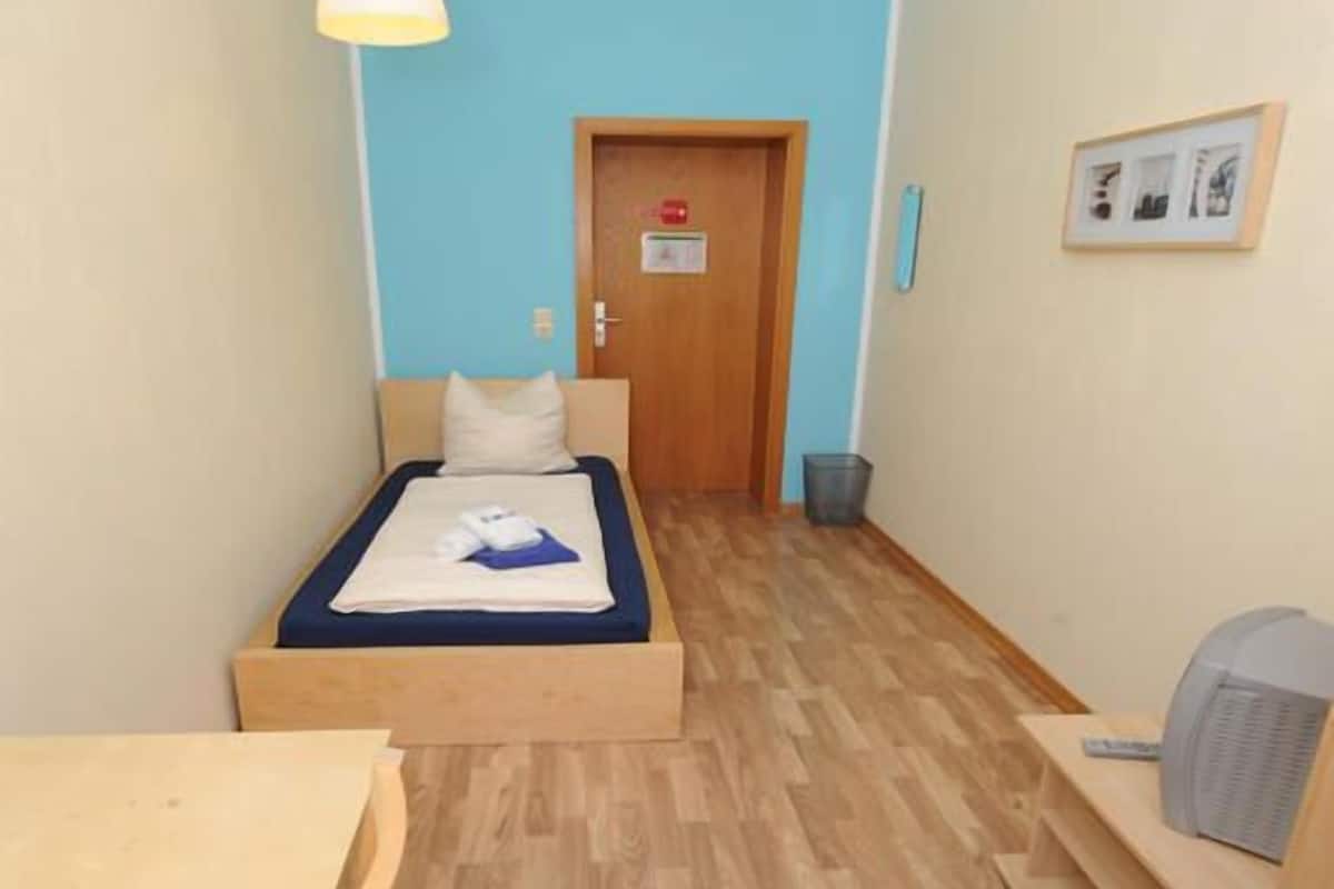 Single Room, Shared Bathroom | Desk, iron/ironing board (on request), cribs (free)