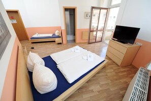 Family Room | Desk, iron/ironing board, free cribs/infant beds, rollaway beds - My Bed Dresden (Dresden)