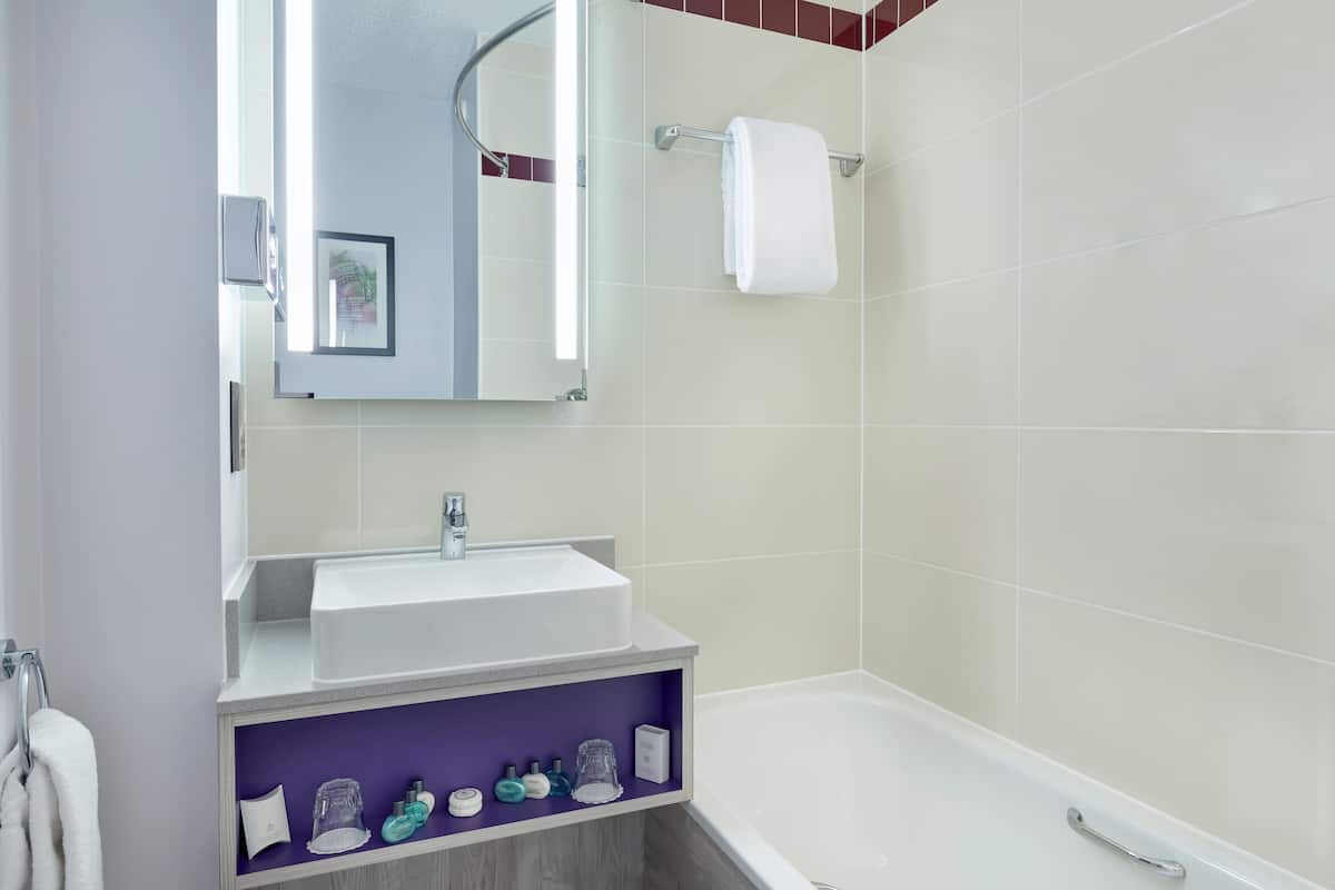 combined shower/bathtub, hair dryer, towels
