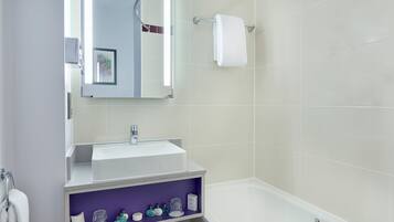 Combined shower/bathtub, hair dryer, towels