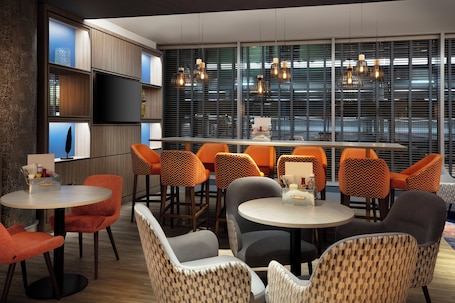 Bar (en el alojamiento). Leonardo Hotel Exeter