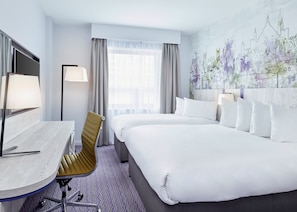 Chambre Standard, plusieurs lits | Literie hypoallergénique, coffres-forts dans les chambres, bureau