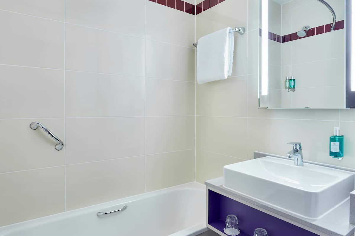 combined shower/bathtub, hair dryer, towels