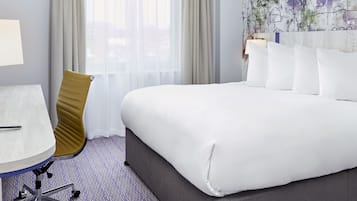 Standard Double Room | Peralatan tempat tidur hipoalergenik, peti besi dalam bilik, meja