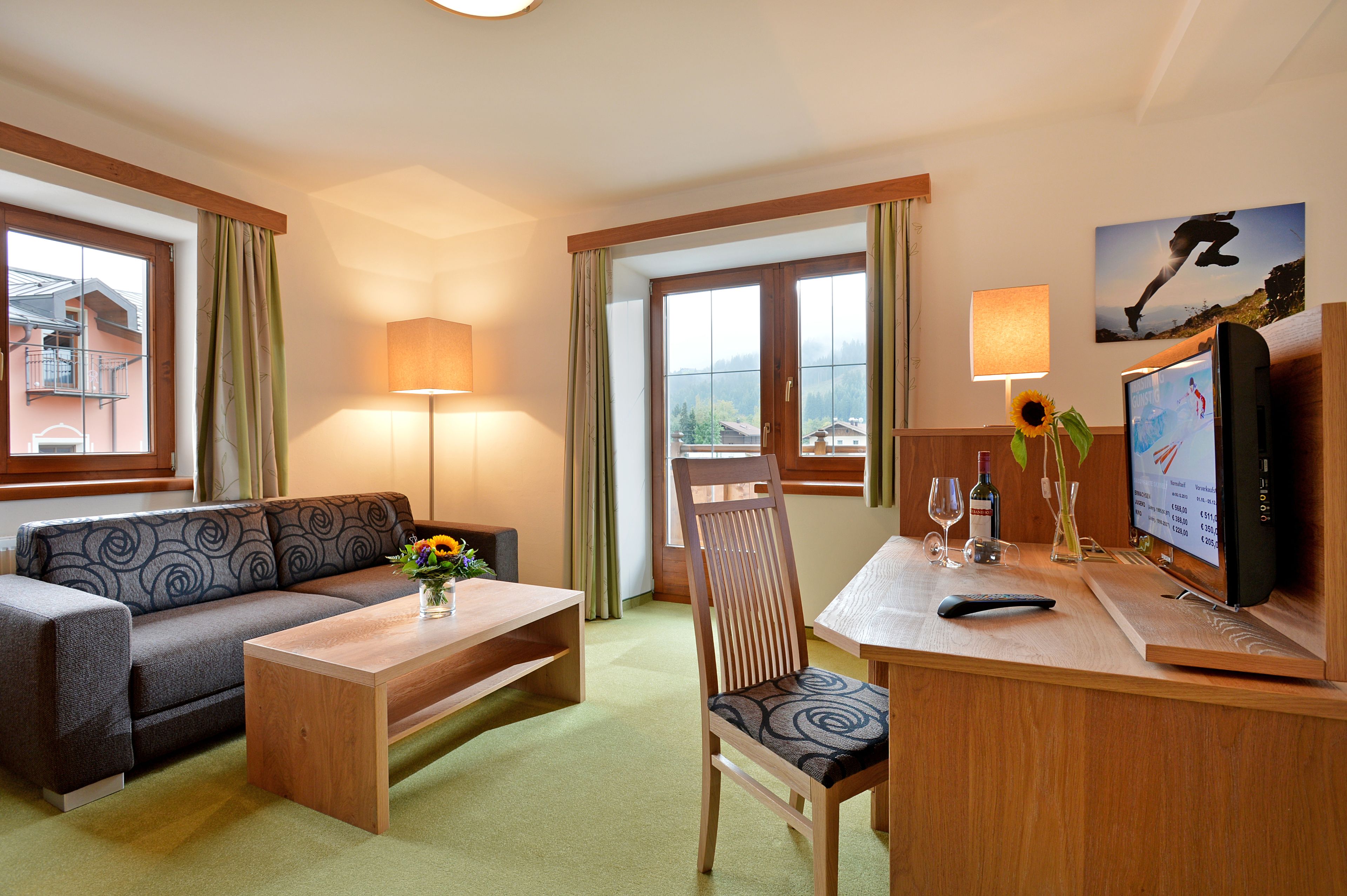 小型套房, 副楼 | 起居区 | 26-英寸纯平电视 （配备有线频道）、电视