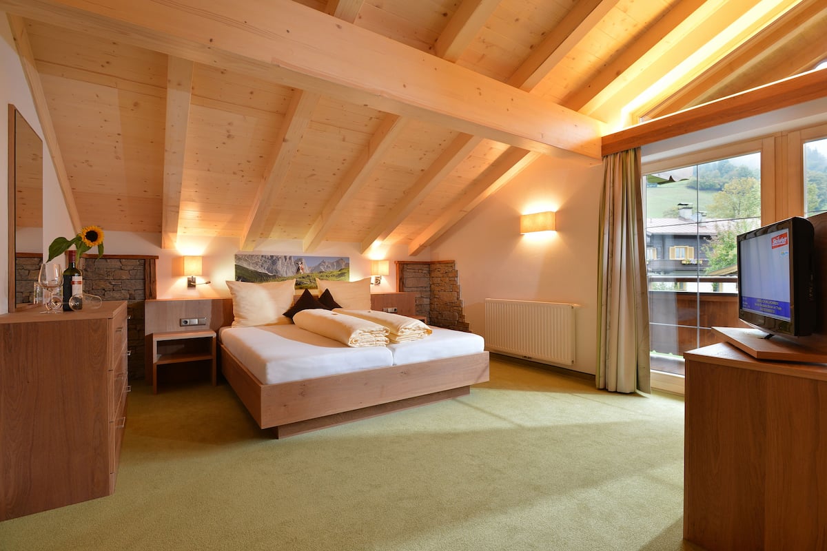 junior suite, annex building | premium bedding, in-room safe, wifi, bed sheets