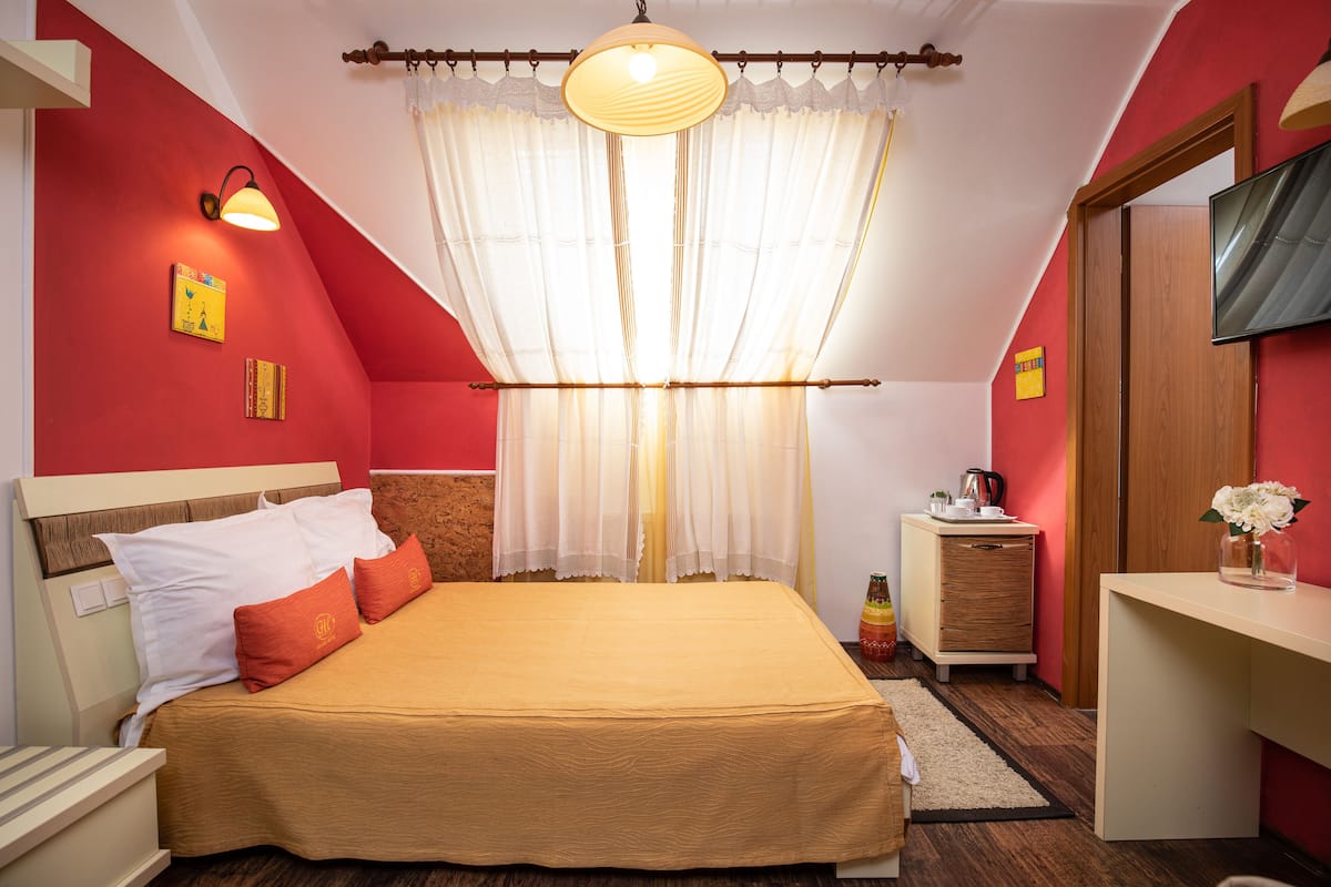 Chambre économique double | Draps en coton égyptien, coffre-fort, décor unique, ameublement unique