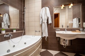 Superior Double Room, Balcony | Bathroom | Jetted bath, free toiletries, hair dryer, bathrobes - Grand Hotel Brasov (Brasov)