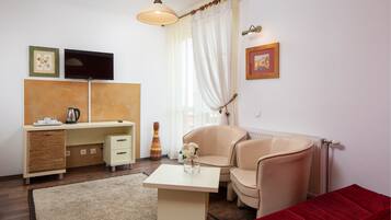 Suíte júnior, sacada | Roupas de cama de algodão egípcio, cofres nos quartos