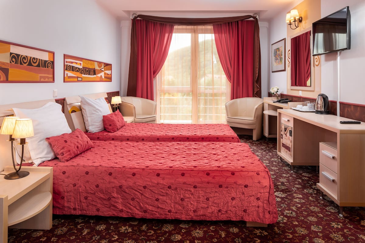 Chambre supérieure double, balcon | Draps en coton égyptien, coffre-fort, décor unique, ameublement unique