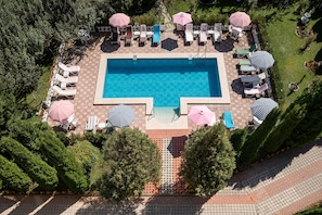 Seasonal outdoor pool, open 7 AM to 9 AM, pool umbrellas, sun loungers - Grand Hotel Brasov (Brasov)