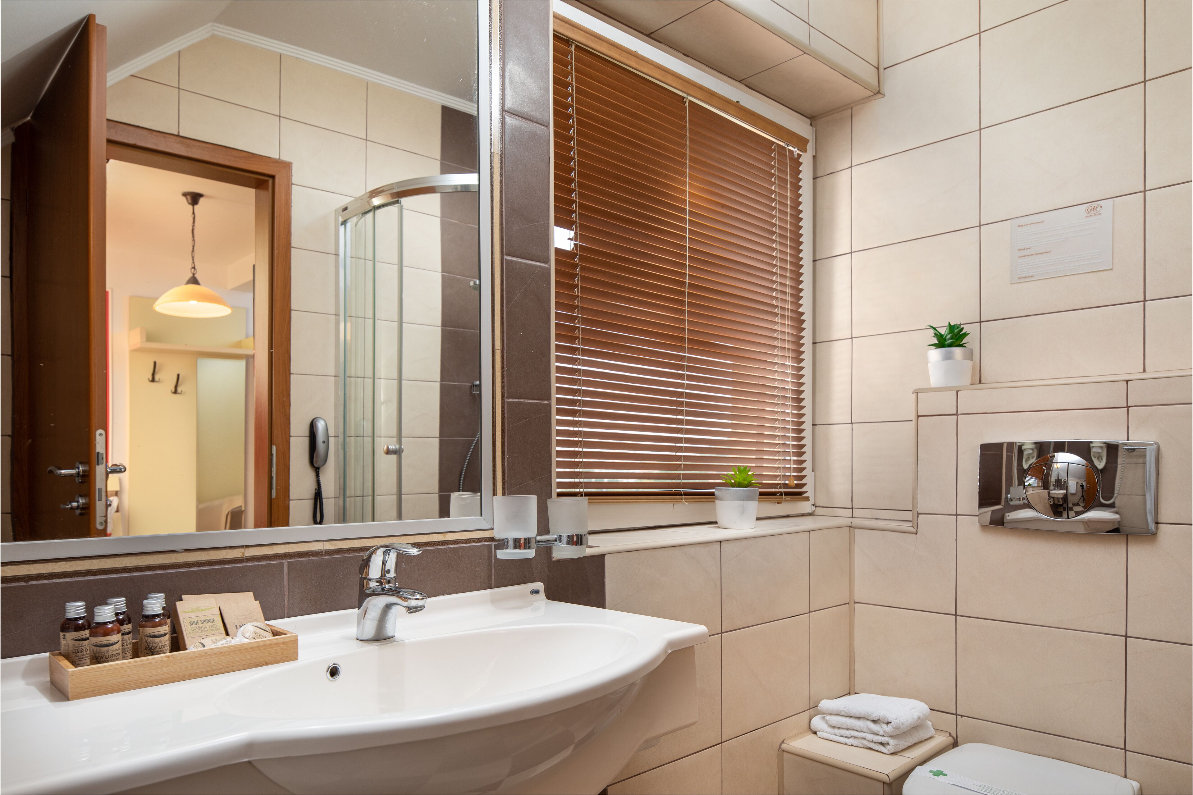 economy double room | bathroom | jetted bath, free toiletries, hair dryer, bathrobes