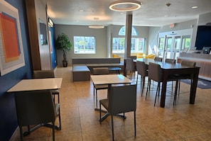 Lobby - Microtel Inn & Suites by Wyndham Council Bluffs/Omaha (Council Bluffs)