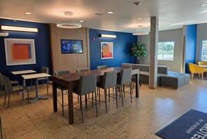 Lobby - Microtel Inn & Suites by Wyndham Council Bluffs/Omaha (Council Bluffs)