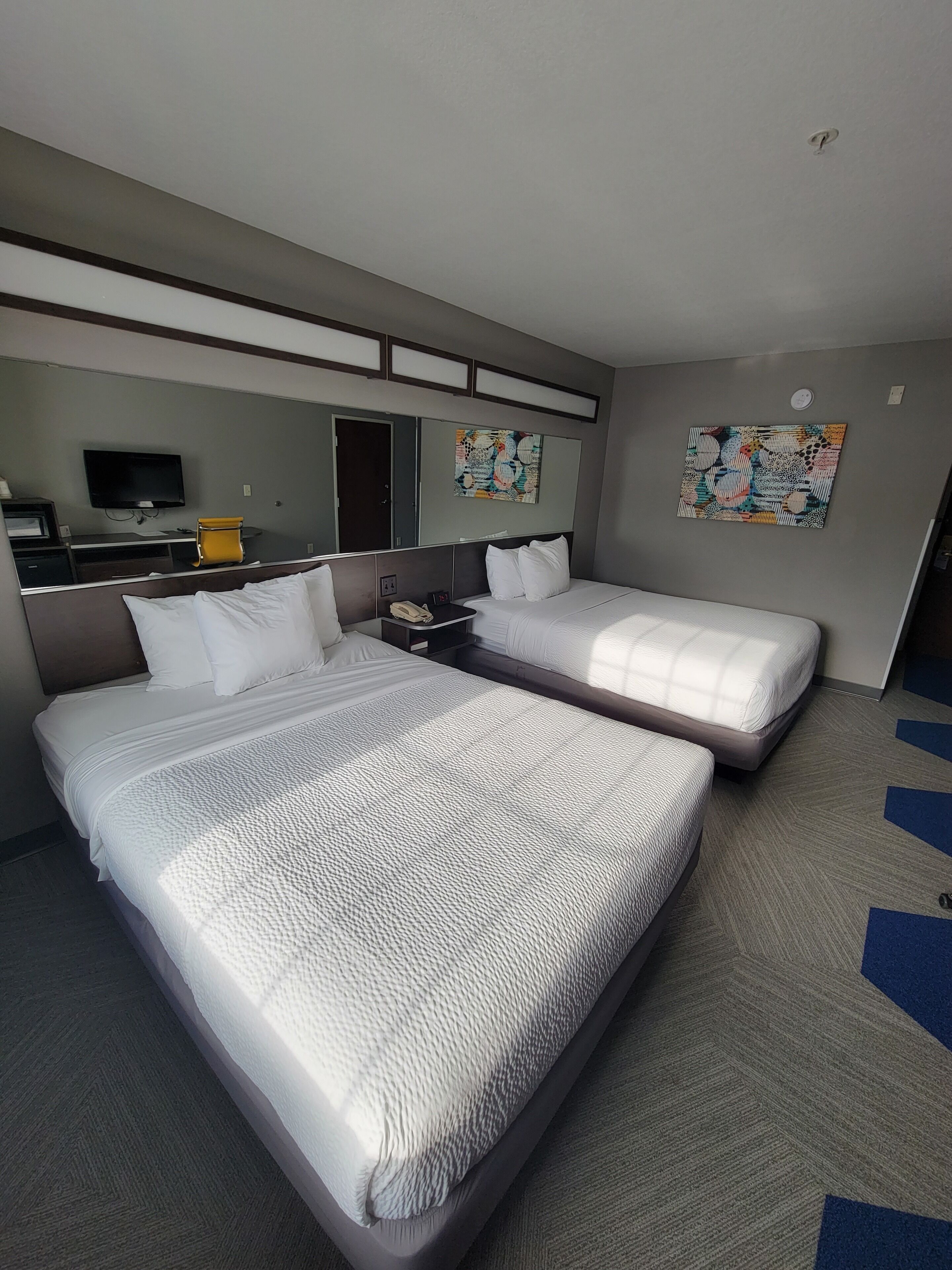 標準客房, 2 張加大雙人床 | 書桌、筆電工作空間、遮光布/窗簾、熨斗/熨衣板