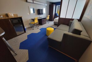 Studio Suite, 1 Tempat Tidur Queen, Bebas Asap Rokok | Meja kerja, ruang kerja ramah laptop, dan tirai kedap cahaya