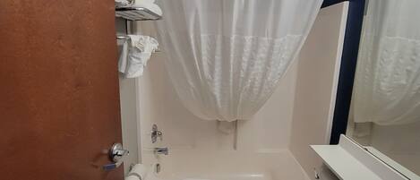 Un baño con bañera, inodoro y lavabo.