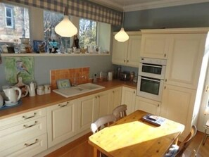 Deluxe Bungalow, Ensuite, Garden View (Coach house  Sydenham Roa) | Shared kitchen | High chair - The Georgian House Hotel (Glasgow)