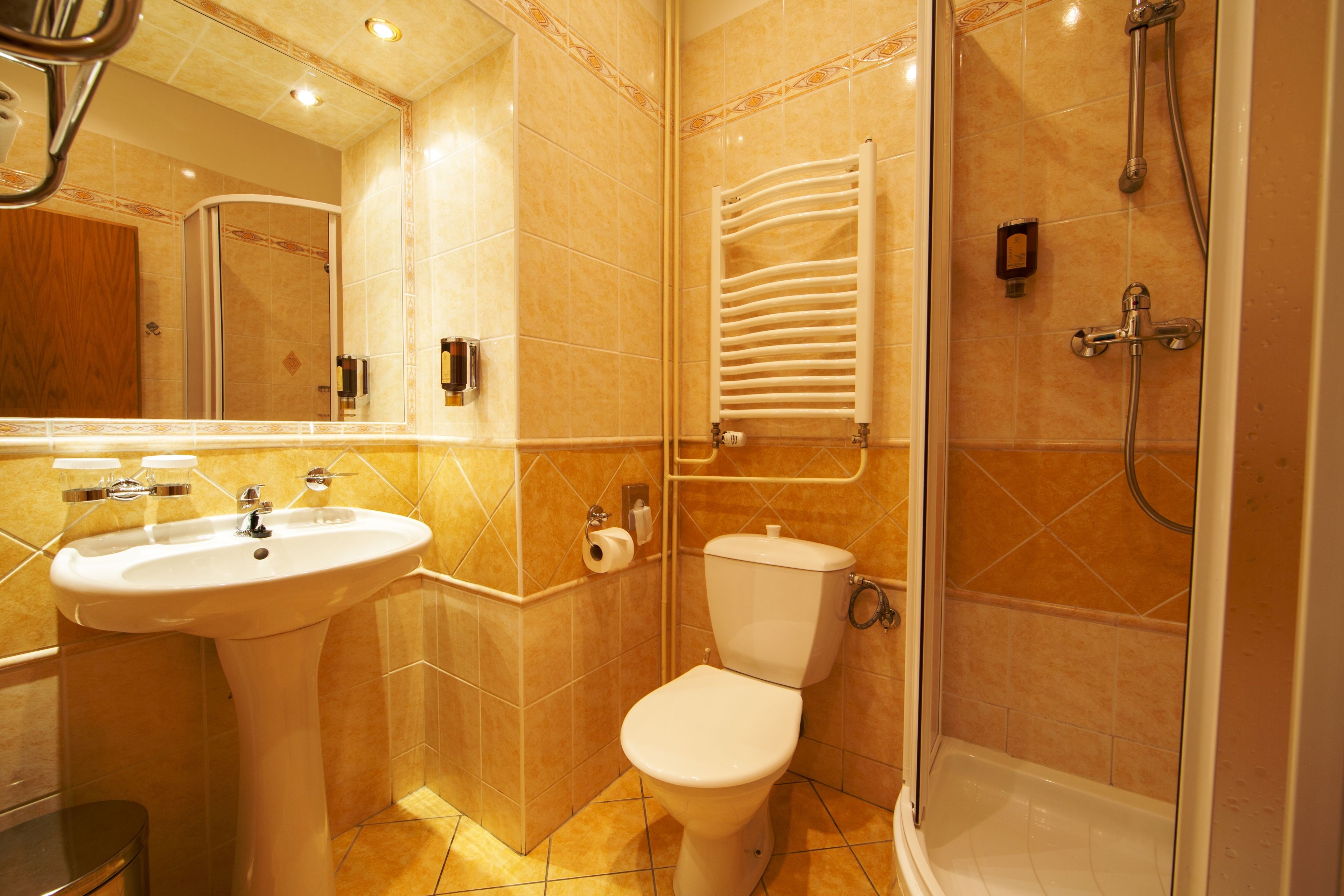 Een badkamer met een wastafel, toilet en douche.
