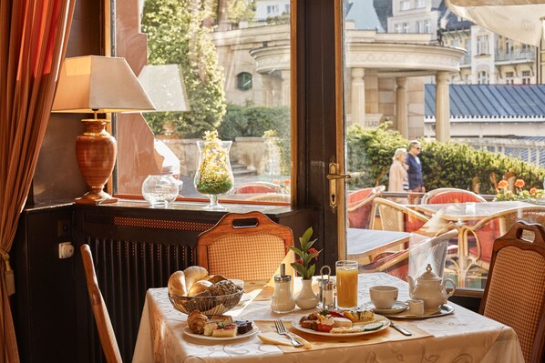 Se sirven desayunos, comidas, cenas y cocina europea moderna 