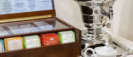 Servicio de té con un samovar, tetera, tazas y bandejas.