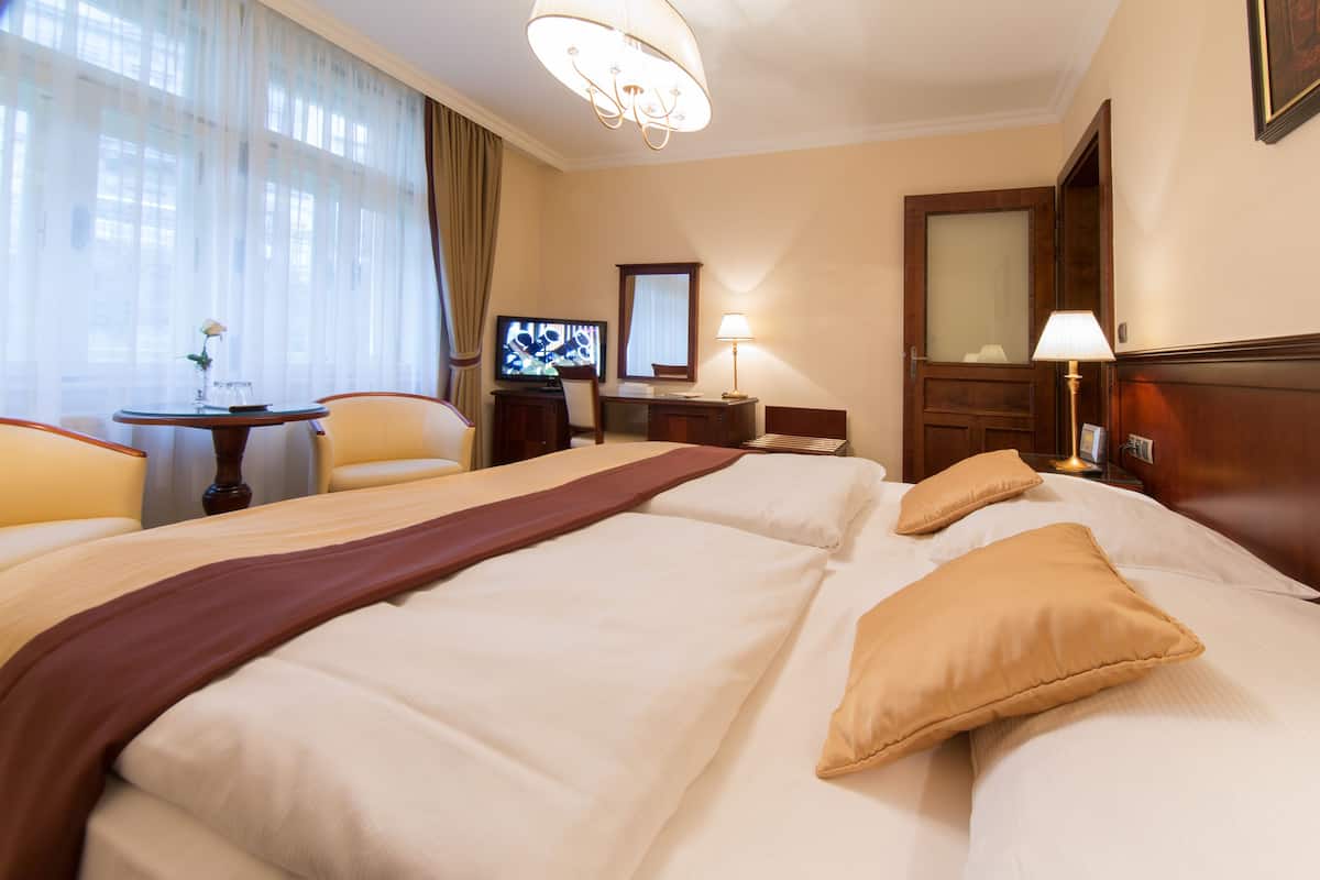 2 bedrooms, hypo-allergenic bedding, minibar, in-room safe