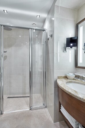 Apartamento familiar, 2 habitaciones (air conditioning) | Baño | Artículos de higiene personal gratuitos, secador de pelo y toallas